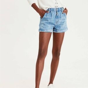 American Eagle Pleated Cuffed Light Wash Mom Shorts Size 4